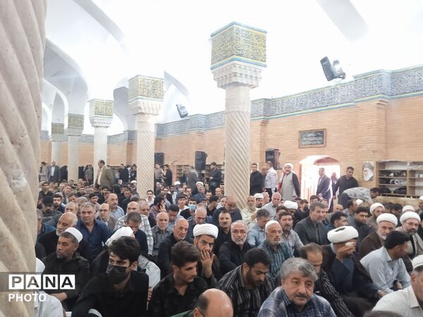 مراسم گرامیداشت رهبر شهید در مسجد جامع سنندج