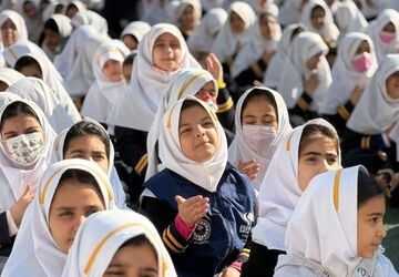 حضور پر شور دانش‌آموزان دبستان طواف و معماریان ناحیه دو شهرری در مراسم سوگواری حضرت زهرا (س)