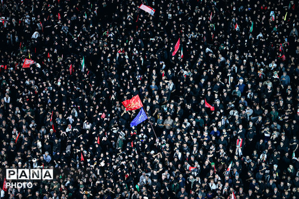 اقامه نماز بر پیکر مطهر رهبر شهید انقلاب در حرم مطهر رضوی-۲