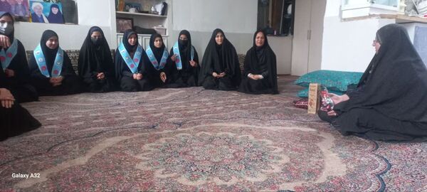 دیدار دانش آموزان آموزشگاه های شهید طاهری و عفاف شهر چنار با خانواده شهید شفیعی