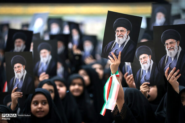 برگزاری همایش بزرگ جمع‌خوانی دانش‌آموزان با اجرای سرود و نوحه حماسی «باید برخاست» -2