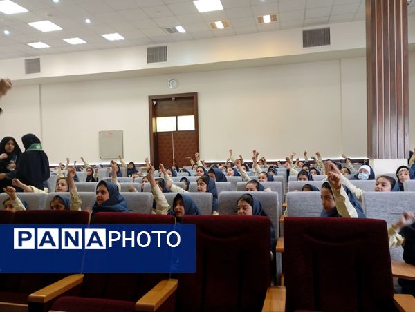 مراسم  تحلیف پیشتازان چهارمی در دبستان آرمینه مصلی نژاد 