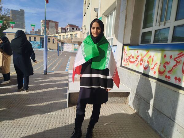 حضور پرشور دانش‌آموزان دبیرستان هیئت امنایی معراج اردبیل در راهپیمایی روز ۱۳ آبان ماه