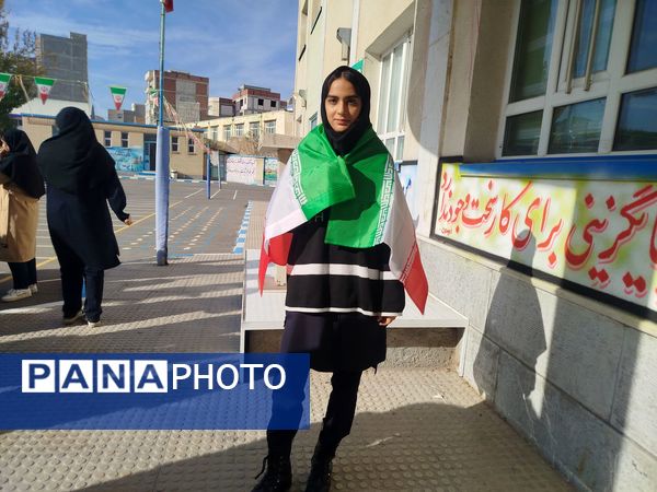 حضور پرشور دانش‌آموزان دبیرستان هیئت امنایی معراج اردبیل در راهپیمایی روز ۱۳ آبان ماه