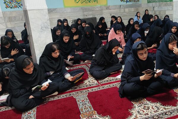 نمک‌گیر سفره مادر هستیم