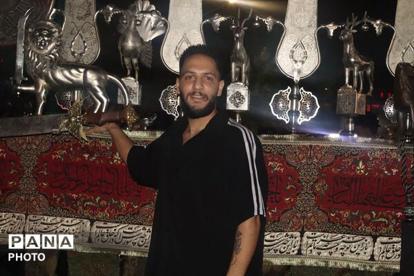 نهمین شب از مراسم عزاداری امام حسین همراه با هئیت زنجیر زنی در حسینیه امام خمینی