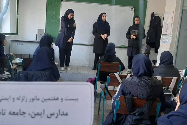 بیست و هفتمین مانور سراسری زلزله و ایمنی در دبیرستان دخترانه فرزانگان شهرقدس با شعار  مدرسه ایمن‌، جامعه تاب آور 