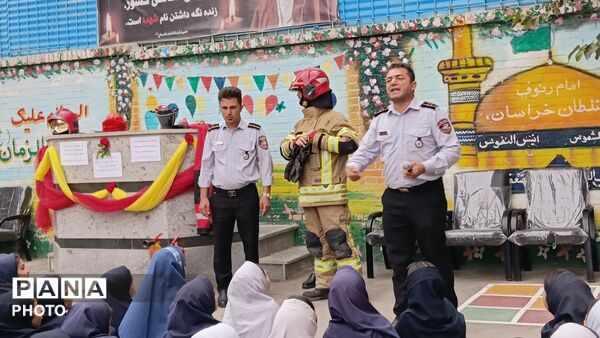 حضور آتش‌نشانان در مدرسه رحمانی فرد