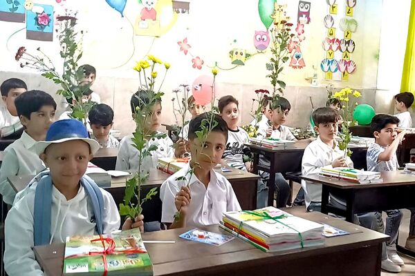 گام نهادن دانش‌آموزان کودکستانی شهرستان ورامین در مسیر تعلیم و تربیت