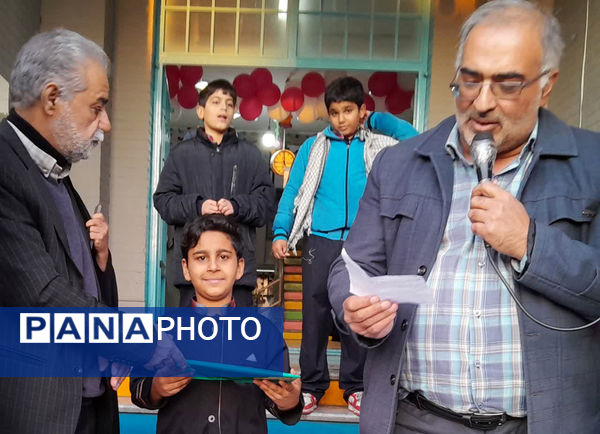 تقدیر دانش‌آموزان یک مدرسه در قم از پدر شهید کریمی