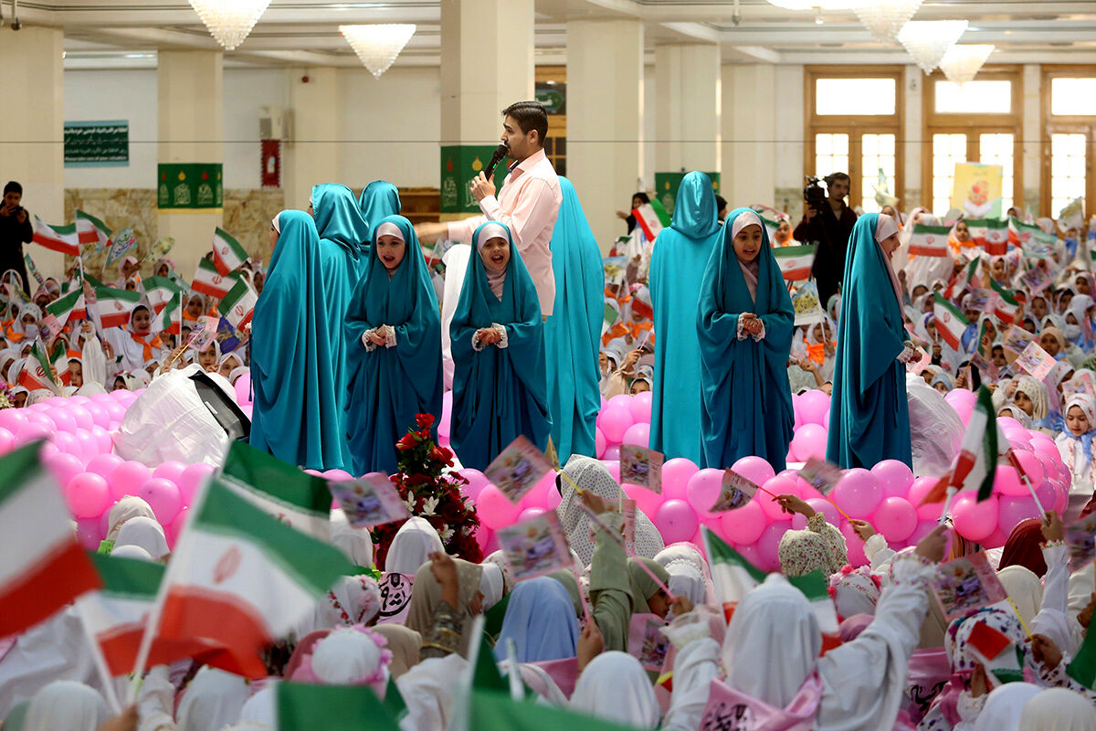 دختران، مهمان حضرت معصومه(س) شدند