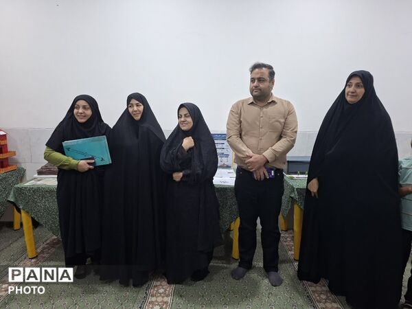غرفه دبیرستان دخترانه شاهد طالقانی به‌مناسبت هفته مشاغل 