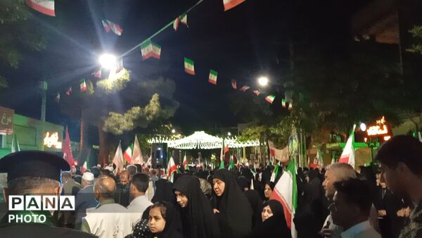 حضور مردم در راهپیمایی شبانه با حضور خادمین امام رضا(ع)