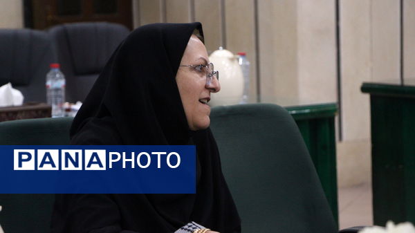 نشست صمیمانه دبیران منتخب زبان و ادبیات فارسی