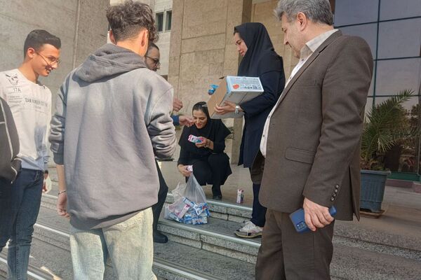 بازدید دانش‌آموزان دبیرستان شهدای علم‌ و فناوری بهارستان دو از دانشکده دندانپزشکی تهران 