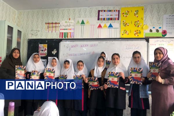 گرامیداشت دانش‌آموزان جنگ ۱۲ روزه با اهدای کتاب «از ایرانمان دفاع می‌کنیم»