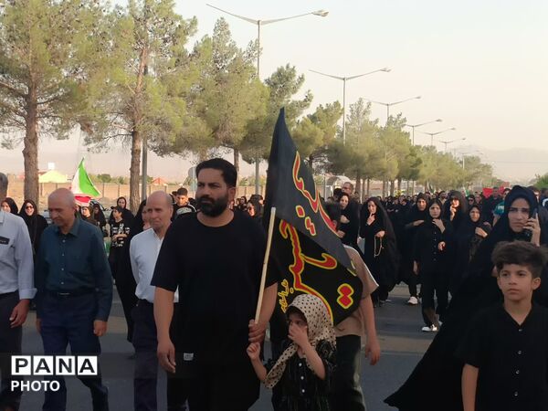 رقص پرچم‌ها در باد عزای کاشمر هم‌صدایی آسمان با زائران