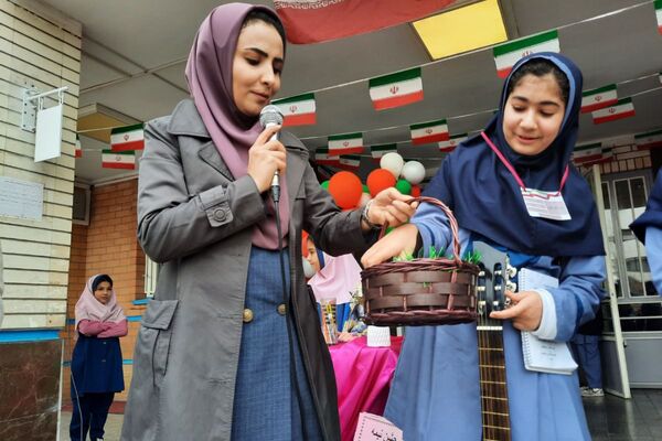  جشن نیمه شعبان در مدرسه مهرآیین ناحیه دو بهارستان