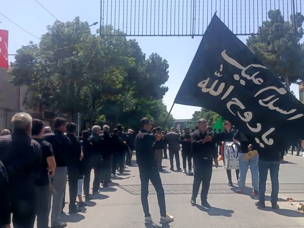 مراسم زنجیر زنی و سینه زنی به مناسبت سالگرد رحلت امام در نیشابور 