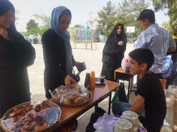 برگزاری جشنواره غذا و بازارچه دانش‌آموزی در دبیرستان نمونه دولتی دانش 