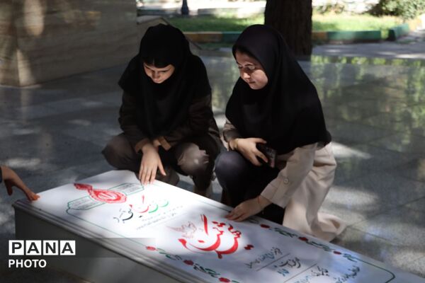 آغاز سال تحصیلی در دبیرستان فاطمه‌الزهرا(س) آشخانه با غبارروبی مزار شهدای گمنام 