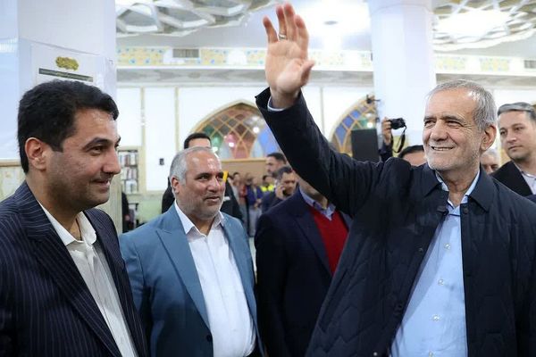 رئیس‌جمهور با خانواده شهدا در پیشوا دیدار کرد