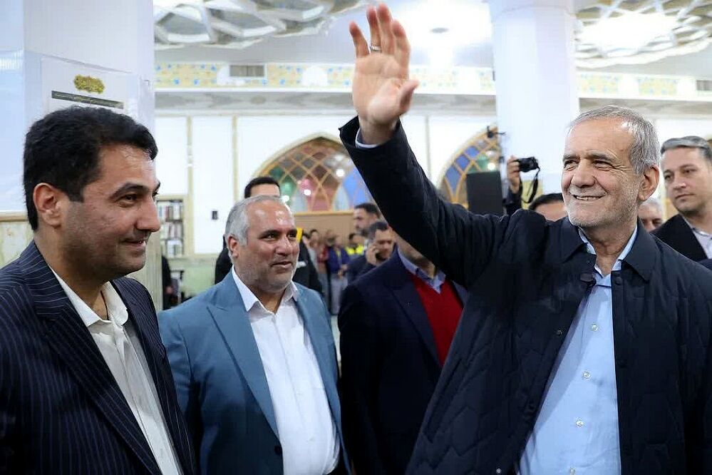 رئیس‌جمهور با خانواده شهدا در پیشوا دیدار کرد