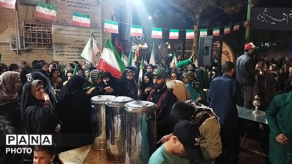 چایخانه فاطمه الزهرا ( س) هر شب در حال  خدمت رسانی به عاشقان وطن 