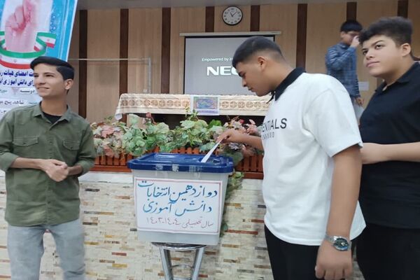 حضور دانش‌آموزان پای صندوق انتخابات هیات‌رئیسه شورای دانش‌آموزی