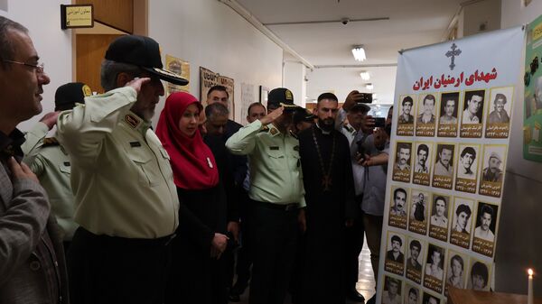 حضور فرمانده انتظامی تهران بزرگ در مراسم بازگشایی مدارس منطقه ۶؛ بازدید از دبستان تقوا پیشگان