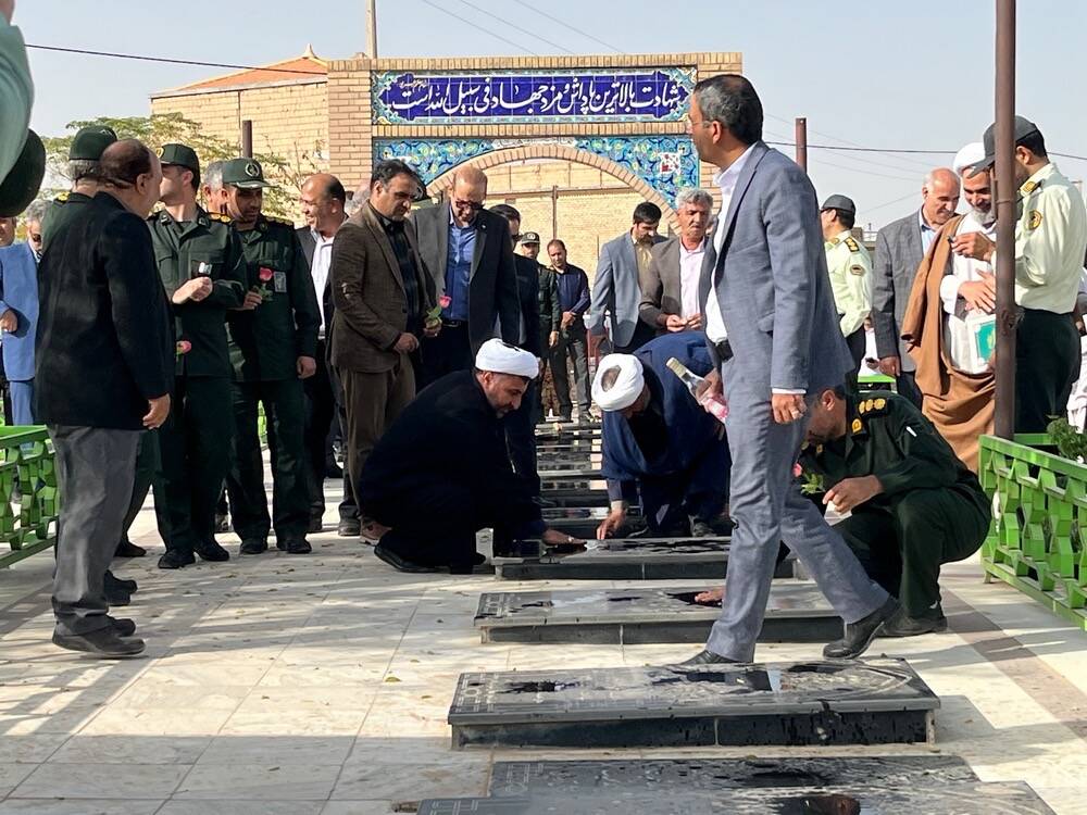 بازدید و غبار روبی مسئولین از مزار شهدای روستای دهنو خلیل آباد 