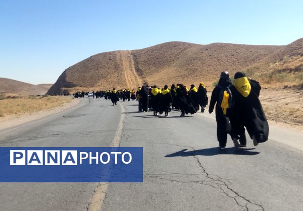 حرکت کاروان پیاده دختران دانش‌آموز نیشابوری به سمت مشهد