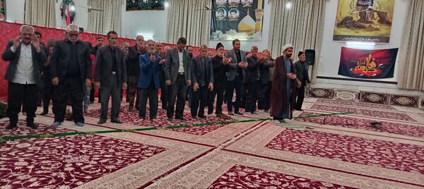 نماز جماعت در شب عزاداری شهادت حضرت فاطمه زهرا(س) در روستای نقاب