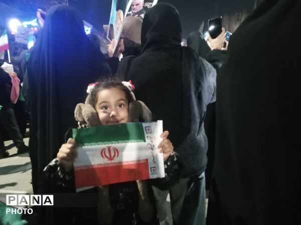 دهه نودی ها صحنه اجتماعات را زیباتر کردند
