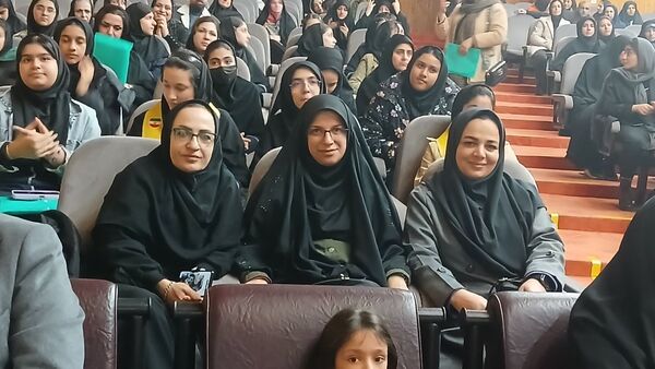 آیین تجلیل از دانش آموزان برتر دبیرستان عترت محمودآباد 