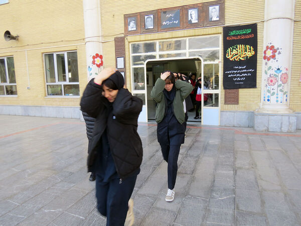 برگزاری مانور زلزله در هنرستان محمودیه شهرستان بجنورد 