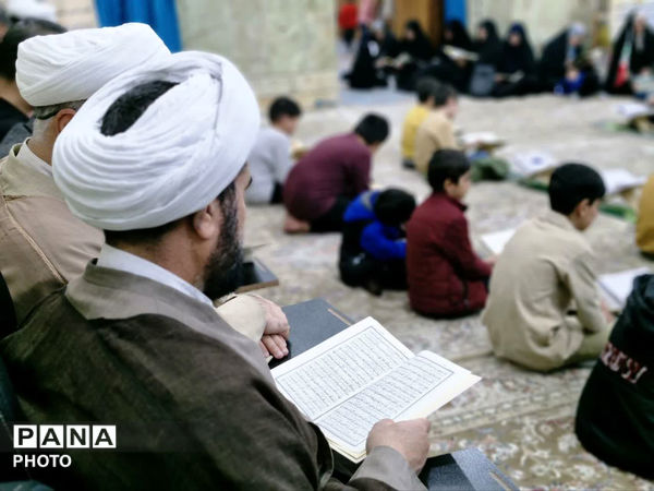 آیین جزءخوانی نوجوانان قمی در بقعه ابن بابویه 