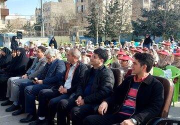 آیین نواختن زنگ هوای پاک در دبستان شریعه افشار‌نژاد ناحیه ۶