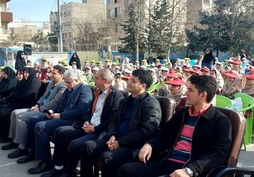 آیین نواختن زنگ هوای پاک در دبستان شریعه افشار‌نژاد ناحیه ۶