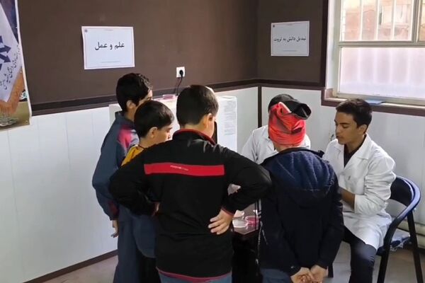 نمایشگاه آزمایشگاهی در دبیرستان استعدادهای درخشان شهید بهشتی رودهن 