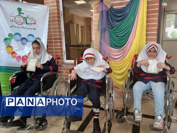 تهیه ویلچر برای دانش‌آموزان کم توان