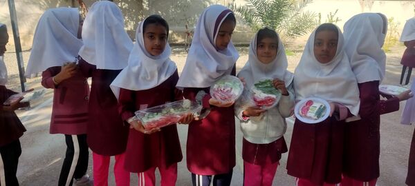 صبحانه نمادین دانش‌آموزان دبستان مولوی فین