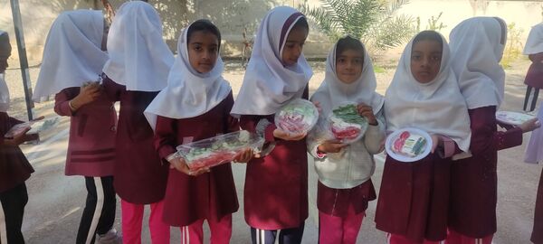 صبحانه نمادین دانش‌آموزان دبستان مولوی فین