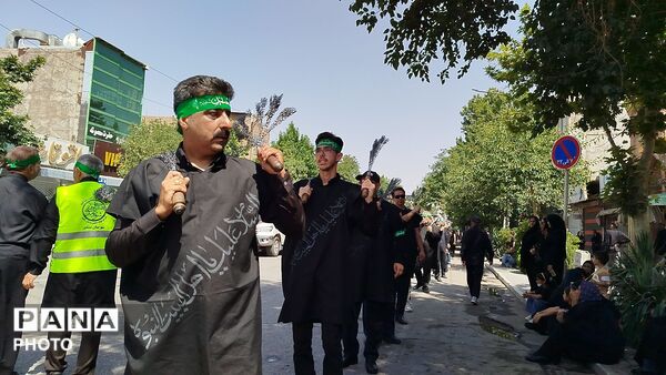 خیابان امام در روز تاسوعای حسینی حال و هوای دیگری میدهد 