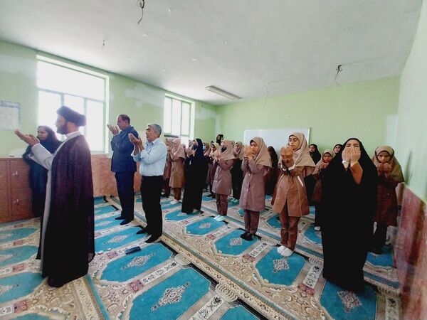 نماز جماعت در آموزشگاه شکوه زاویه فین