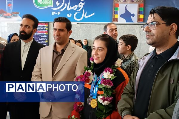 مراسم استقبال از دانش‌آموز مدال آور