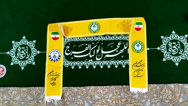 قاب‌های معنوی با شال‌های سازمانی بر سفره قرآن