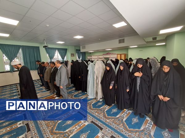 برگزاری نماز جماعت در دبیرستان شهدای فرهنگی
