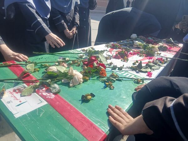 مراسم تشییع شهید گمنام در دبیرستان فرزانگان میناب