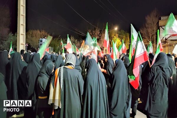 در کنار هم ایستاده ایم-۱